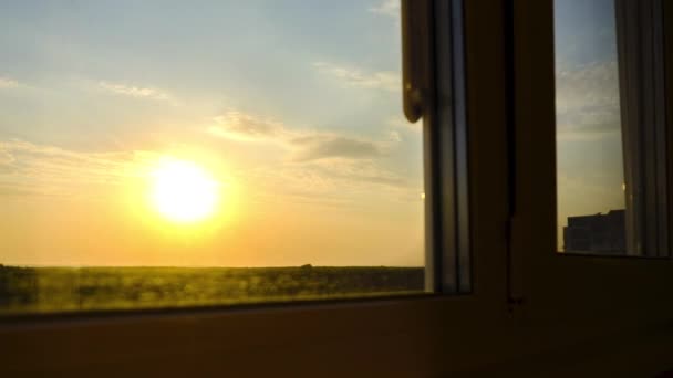 Vista del atardecer a través de la ventana. Sol amarillo brillante se mueve sobre Horizonte. Tiempo de caducidad — Vídeos de Stock