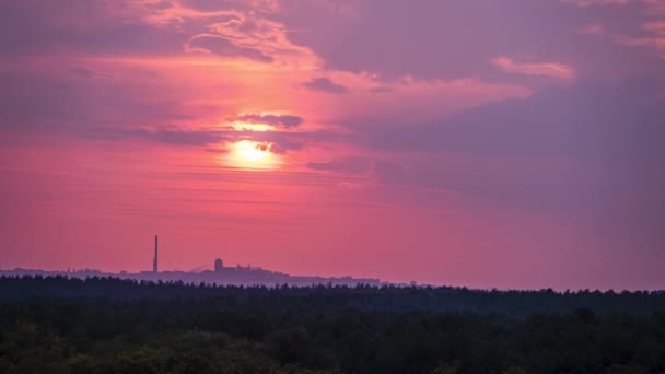 Puesta de sol en el cielo púrpura por encima de la ciudad industrial con fábrica. Cronograma. — Vídeos de Stock