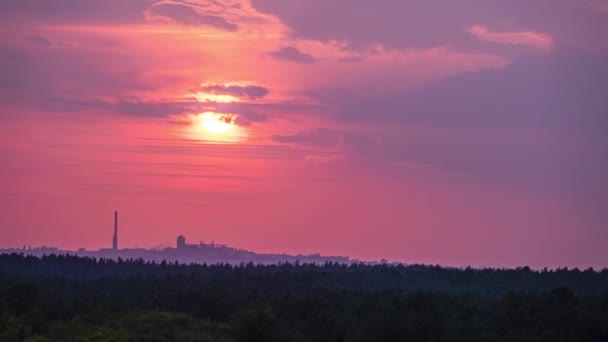 Puesta de sol en el cielo púrpura por encima de la ciudad industrial con fábrica. Cronograma. — Vídeos de Stock