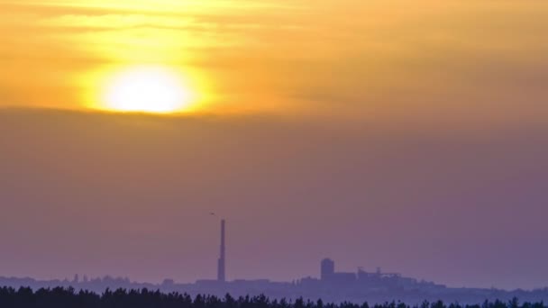 Fabrikalı Endüstriyel Şehir 'in üzerindeki Mor Gök' te gün batımı. Zaman Uygulaması. — Stok video