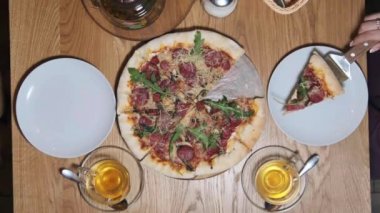 Kadın Elleri Restoranda Bir Tabağa Bir Pizza Dilimi Koyuyor.