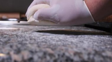 Bir Şefin Eldiveni Çiğ Hamur Topu 'nu Yavaş Çekimde Una Atar