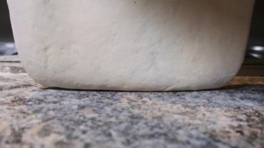 Restorandaki Mutfak Masasında Şef Rolls Pizza Dough. Yavaş Hareket