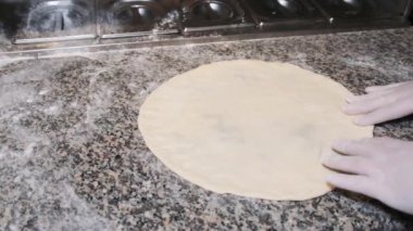 Restorandaki Mutfak Masasında Şef Rolls Pizza Dough. Yavaş Hareket