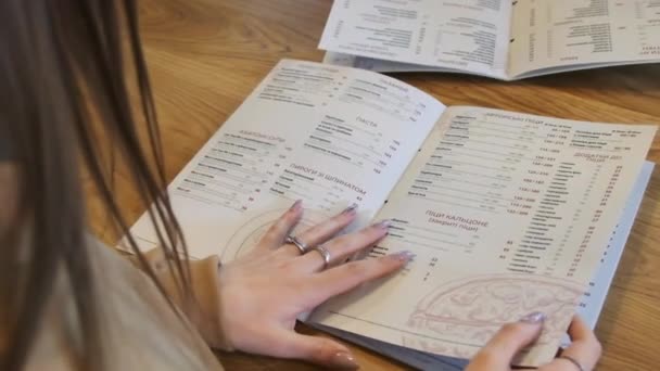 Voltar Vista de uma mulher lendo um menu em um restaurante. Estilo de vida. — Vídeo de Stock