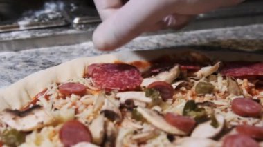 Şef El, pizzaya dilimlenmiş salam sosisi koyuyor. Yavaş Hareket