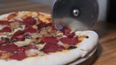 Yuvarlak Kesici Bıçakla Pizza Kesiyorum. Slow Motion 240 fps