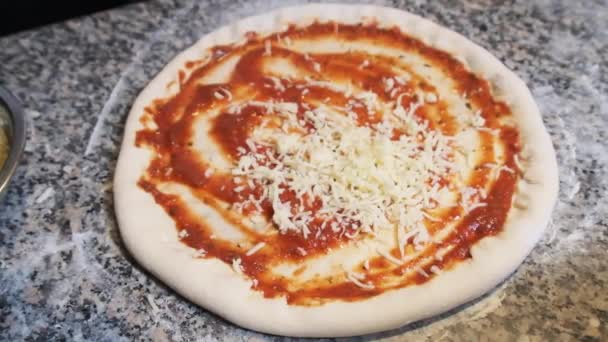 La mano del chef Deliciosamente arroja las rebanadas de queso en la pizza. Moción lenta — Vídeos de Stock