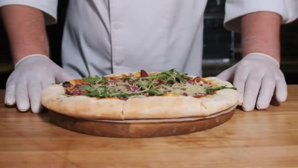 厨师把新做的比萨放在餐馆的桌子上。慢动作 — 图库视频影像