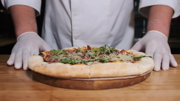 셰프는 식당 테이블에서 프리시가 만든 피자를 제시 한다. 느린 동작 — 비디오