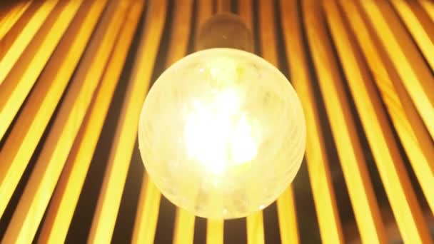Interior acolhedor quente no restaurante com lâmpadas amarelas vintage. Atmosfera Romântica — Vídeo de Stock