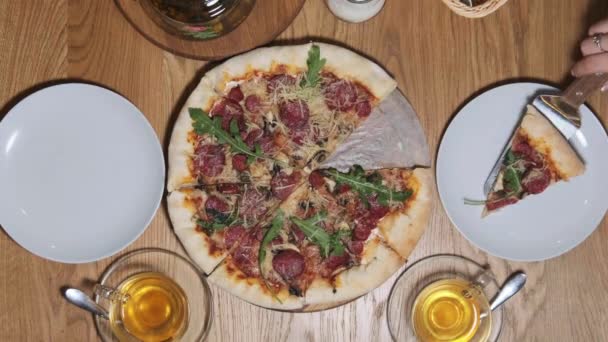 Vista dall'alto delle mani femminili Mettere una fetta di pizza in un piatto in un ristorante. — Video Stock