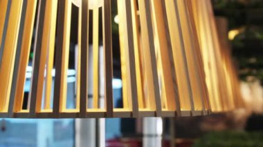 Lokantada, Vintage sarı lambalı sıcak bir iç mekan. Romantik Atmosfer