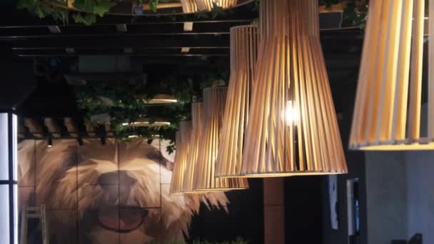 Cozy Warm Interior in Restaurant with Vintage Yellow lamps. Romantic Atmosphere — Stock Video