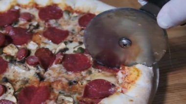 Yuvarlak Kesici Bıçakla Pizza Kesiyorum. Slow Motion 240 fps