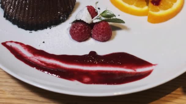 Schokoladenfondant. Süßes Dessert im Restaurant. — Stockvideo