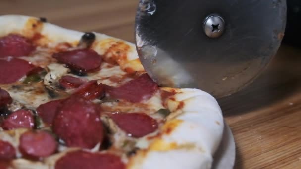 Řezání pizzy kulatým nožem. Pomalý pohyb 240 fps — Stock video