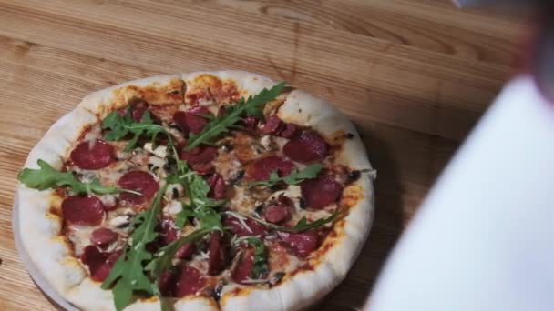 Skończyłem pizzę z Salami i Kiełbasą Chef Sprinkles Hard Cheese. Zwolniony ruch — Wideo stockowe