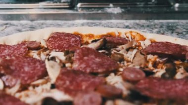 Parçalanmış İçindekilerle İştah açıcı Çiğ Pizza Hamuru Mutfak yüzeyinde yatıyor.