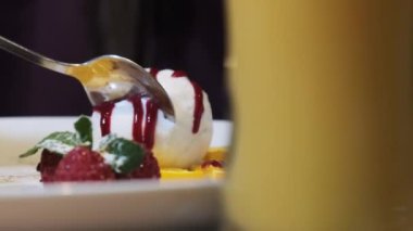 Lokantada Tatlı Yiyen Kız. Dondurmalı Çikolata Fondant.
