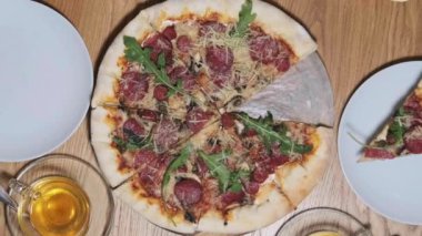 Kadın Elleri Restoranda Bir Tabağa Bir Pizza Dilimi Koyuyor.