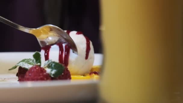 Mädchen essen süßes Dessert in einem Restaurant. Schokoladenfondant mit Eis. — Stockvideo