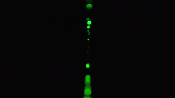 Groene laserstraal op een zwarte achtergrond. Power laserstraal schijnt in mist — Stockvideo