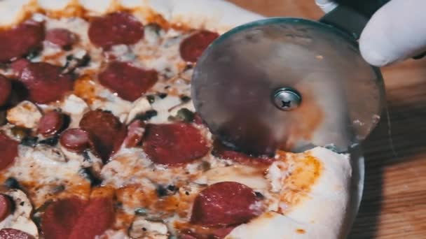 Corte de pizza com uma faca de corte redondo. Movimento lento 240 fps — Vídeo de Stock