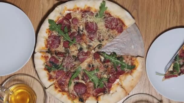 Bovenaanzicht van Vrouwelijke Handen Putting een plak van Pizza in een plaat in een restaurant. — Stockvideo