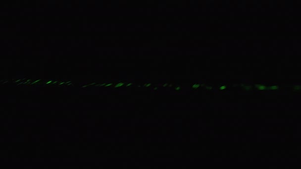 Зелений Лазер Рей на чорному тлі. У тумані світить силовий лазерний промінь. — стокове відео