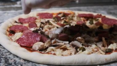 Şef El, pizzaya dilimlenmiş salam sosisi koyuyor. Yavaş Hareket