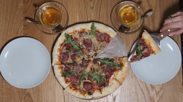 Vista superior das mãos femininas Colocando uma fatia de pizza em uma placa em um restaurante. — Vídeo de Stock