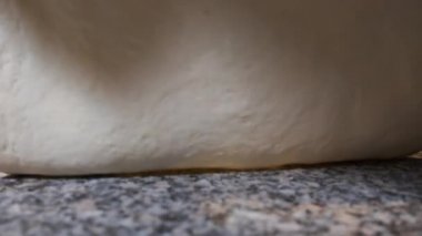 Restorandaki Mutfak Masasında Şef Rolls Pizza Dough. Yavaş Hareket