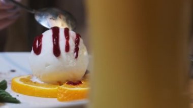 Lokantada Tatlı Yiyen Kız. Dondurmalı Çikolata Fondant.