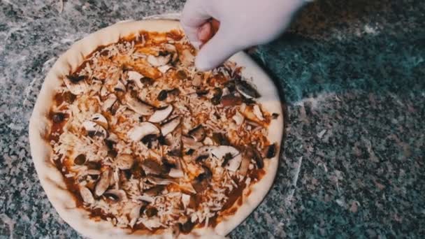 La mano del chef lanza deliciosamente la salchicha en rodajas en la pizza. Moción lenta — Vídeos de Stock