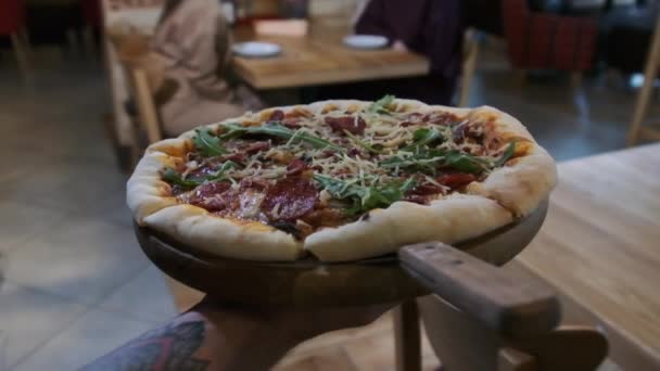 POV serveur apporte Pizza sur plateau en bois aux clients du restaurant. Mouvement lent — Video