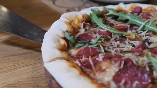 Vrouw handen nemen een plak van de Pizza van een Houten Plaat in het Restaurant. Langzame beweging — Stockvideo
