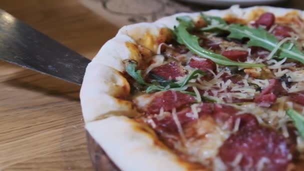 Woman Hands Taking a Slice of the Pizza from a Wooden Plate in the Restaurant. Moción lenta — Vídeo de stock