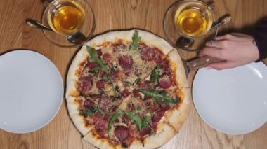 Kadın Elleri Restoranda Bir Tabağa Bir Pizza Dilimi Koyuyor.