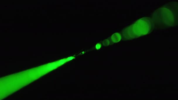 Rayon laser vert sur fond noir. Rayon laser de puissance brillant dans le brouillard — Video