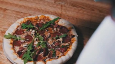 Salam ve Sosis Şefi 'nin sert peynirli pizzasını bitirdim. Yavaş Hareket