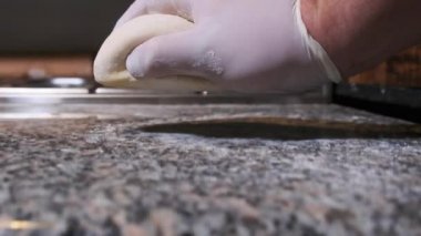 Bir Şefin Eldiveni Çiğ Hamur Topu 'nu Yavaş Çekimde Una Atar