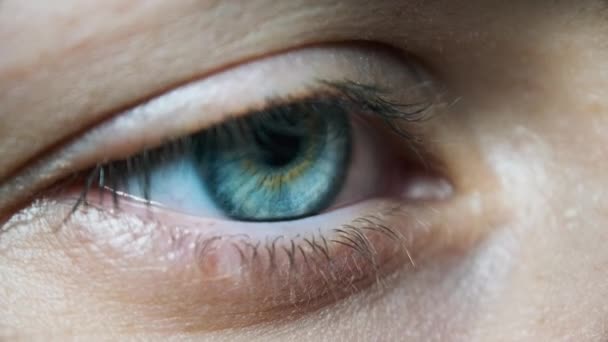 Hermoso Ojo de Mujer Azul, Primer plano extremo. Mirada. Vista detallada del ojo de las niñas jóvenes — Vídeo de stock