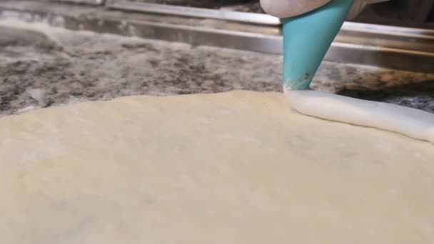 Chef Hand Squeeze Soft Cheese On the Pizza Dough for Cheese Boat. Pomalý pohyb — Stock video