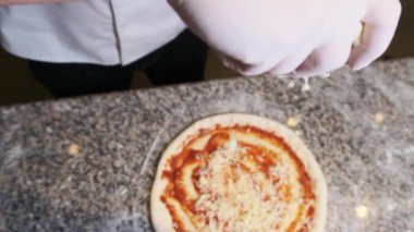 Şef El, Pizzaya Peynir Dilimleri 'ni Lezzetli Fırlatıyor. Yavaş Hareket