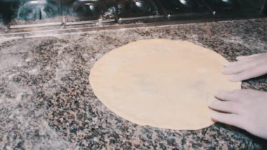 Restorandaki Mutfak Masasında Şef Rolls Pizza Dough. Yavaş Hareket