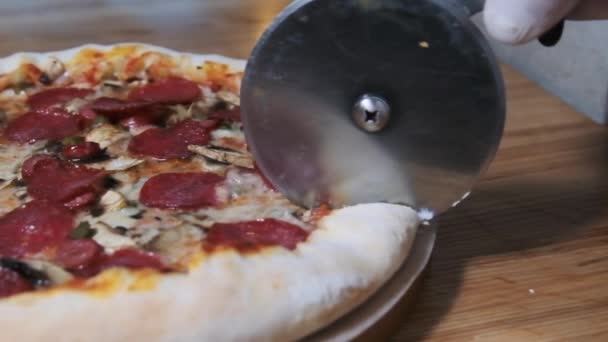 Pizza snijden met een rond snijmes. Slow Motion 240 fps — Stockvideo
