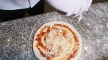 Şef El, Pizzaya Peynir Dilimleri 'ni Lezzetli Fırlatıyor. Yavaş Hareket