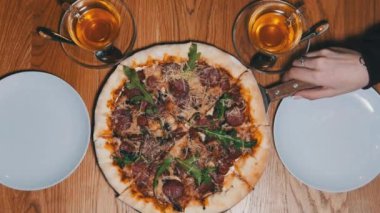 Kadın Elleri Restoranda Bir Tabağa Bir Pizza Dilimi Koyuyor.