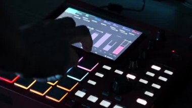 Müzisyenler, dinamik renk değişimleriyle canlı bir stüdyo atmosferi yaratan dijital bir Beatmaker 'da ustaca parlayan MIDI pedleri çalmakta ustalar..